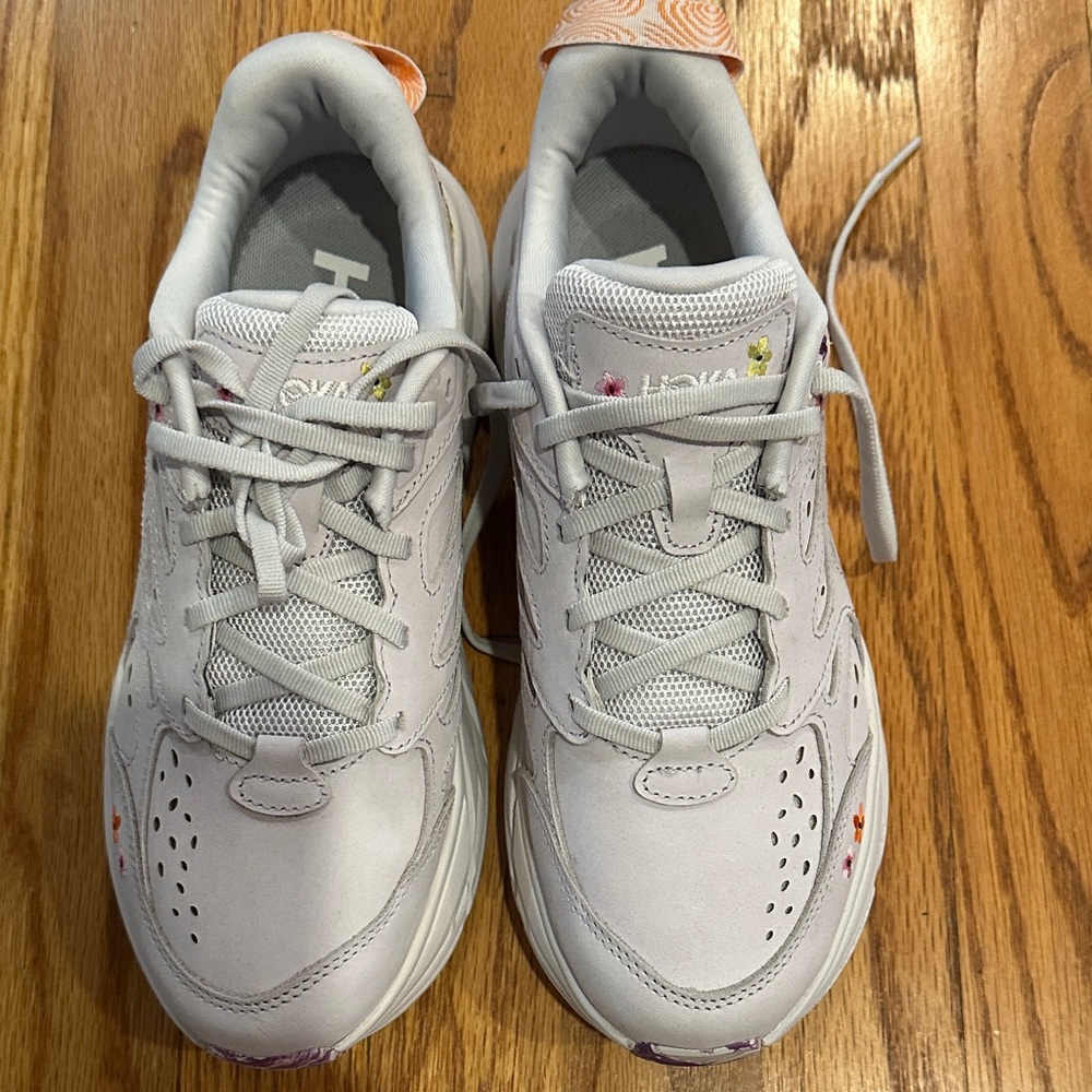 New without box Women’s Vlifton Floral sneakers Size 8